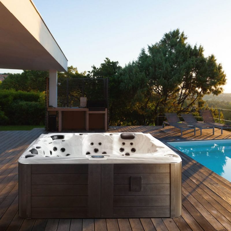 Guide des meilleurs Spas et Jacuzzi Rigides à poser - Guides d'achat et Idées Cadeaux pour toute la famille Spa rigide sur une terrace en été : comparatif