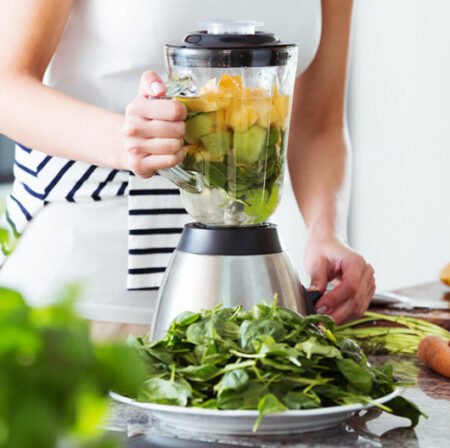 Réalisation d'un smootie à l'aide d'un blender pas cher