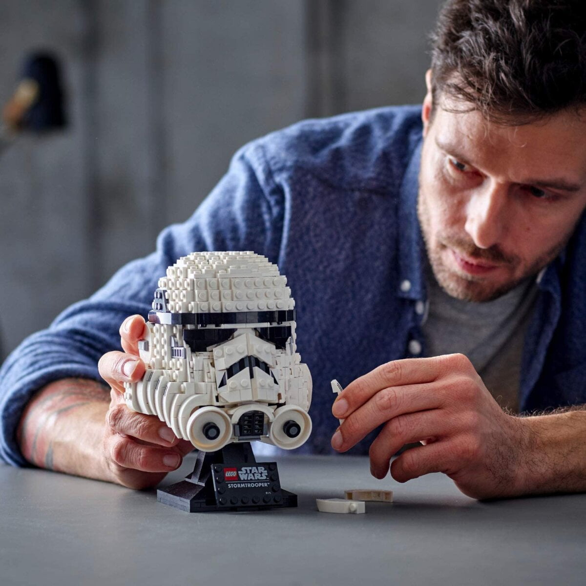  LEGO Star Wars - Casque de Stormtrooper sur un présentoir