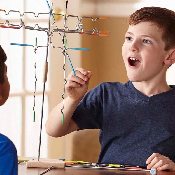 Un enfant avec un jeu d'habileté Jeu de Suspension en 3D version Junior