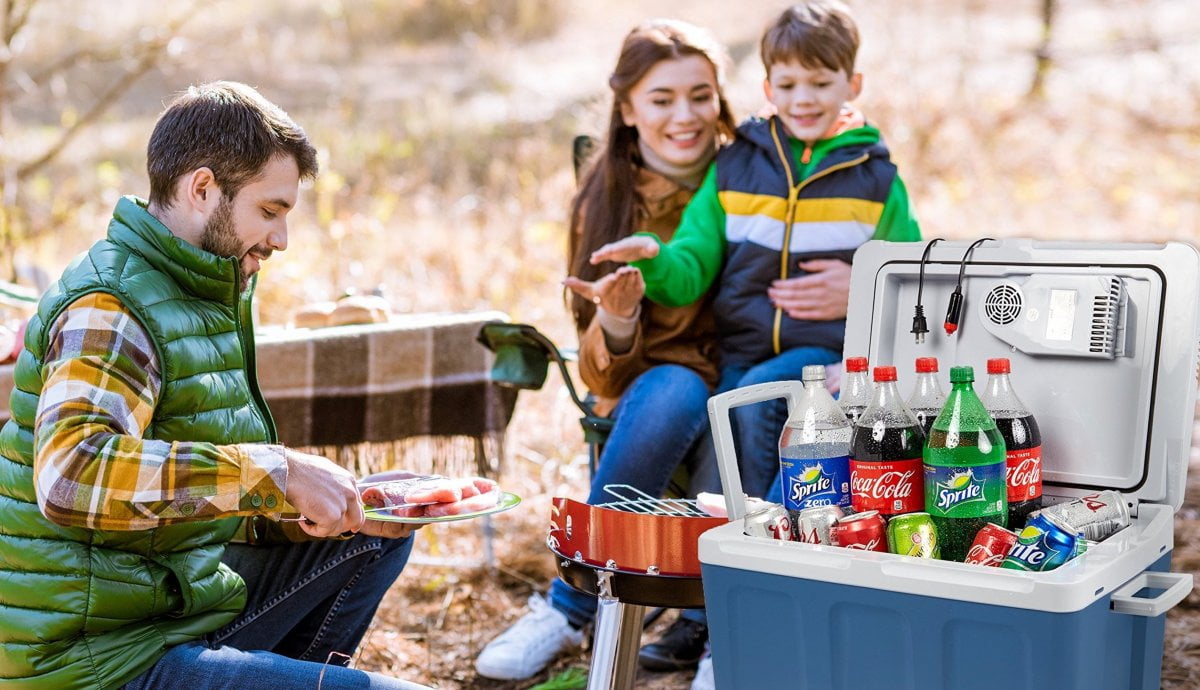 Une famille fait du camping avec une glacière électrique pour plus de confort