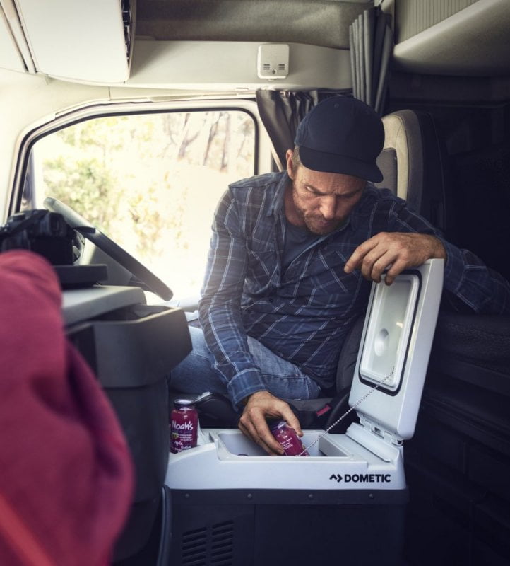 Un routier qui utilise une glacière électrique pour garder au frais des boissons dans son camion