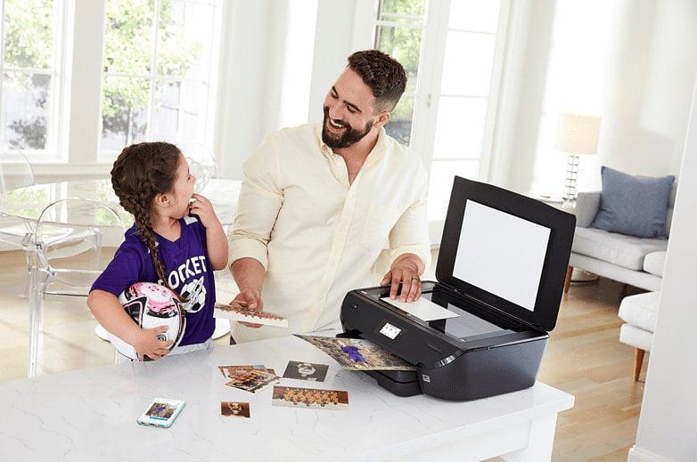 Guide des Meilleures Imprimantes Multifonction - Guides d'achat et Idées Cadeaux pour toute la famille Père de famille qui numérise undocument sur une imprimante multifonction