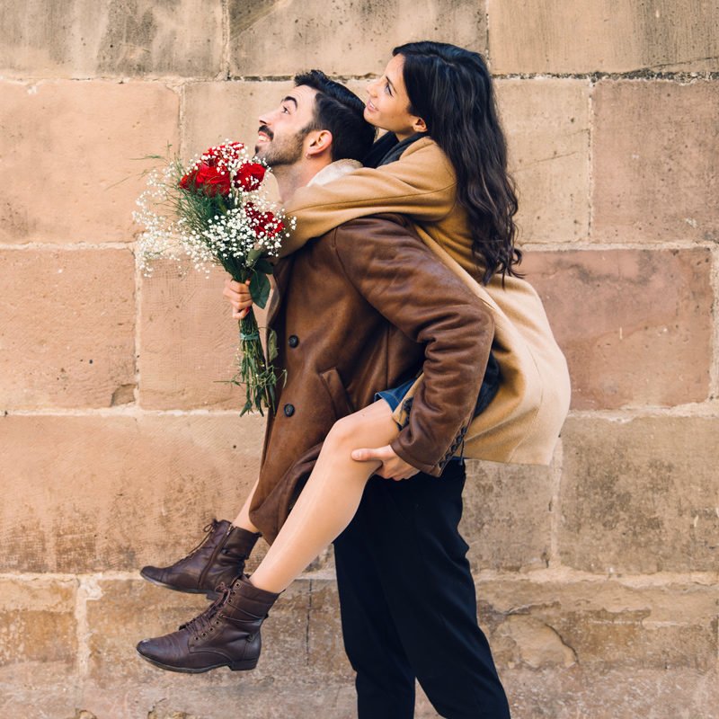 Saint Valentin : Cadeaux Sexy pour Femme - Guides d'achat et Idées Cadeaux pour toute la famille Couple heureux le jour de la Saint Valentin