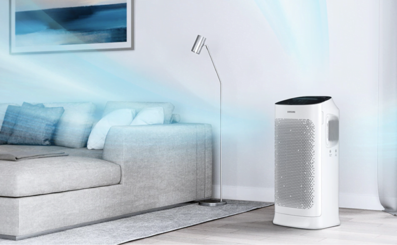 Purificateur d'air en action dans un salon