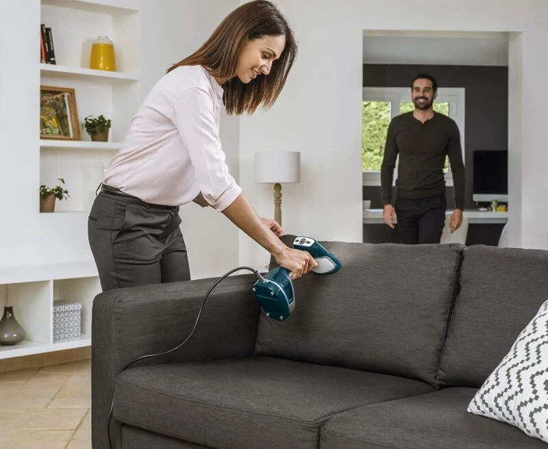 Guide des meilleurs Défroisseurs Vapeur Verticaux à Main - Guides d'achat et Idées Cadeaux pour toute la famille Utiliser un défroisseur vertical pour le canapé