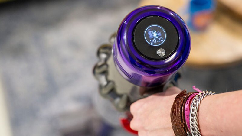 L'autonomie de l'aspirateur sans sac DYSON sur écran LCD