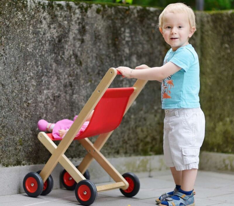 Guide d'Idées Cadeaux et Jouets pour les Enfants - Guides d'achat et Idées Cadeaux pour toute la famille Guide d'Idées Cadeaux et Jouets pour les Enfants - e57d7a0314 99901 garcon poupee - Idées Cadeaux 2025