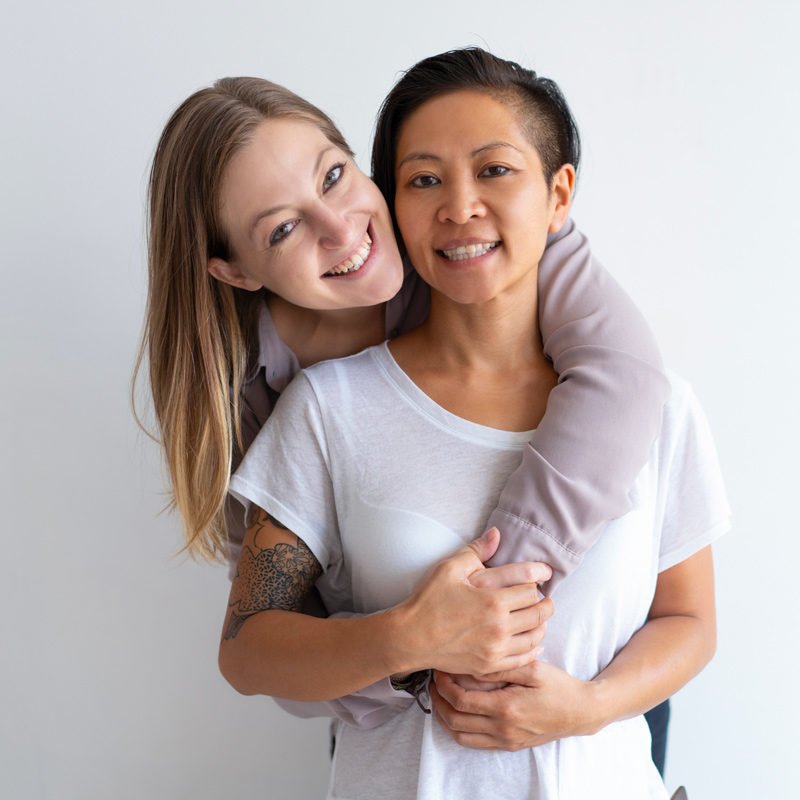 Saint Valentin : Cadeaux Sexy pour Femme - Guides d'achat et Idées Cadeaux pour toute la famille Couple de femmes heureuses et amoureuses le jour de la saint Valentin