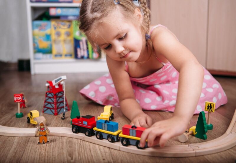 Guide d'Idées Cadeaux et Jouets pour les Enfants - Guides d'achat et Idées Cadeaux pour toute la famille Guide d'Idées Cadeaux et Jouets pour les Enfants - fille train - Idées Cadeaux 2025