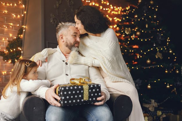 Son mec lui offre une paire de menotte en cadeau et la démonte ensuite