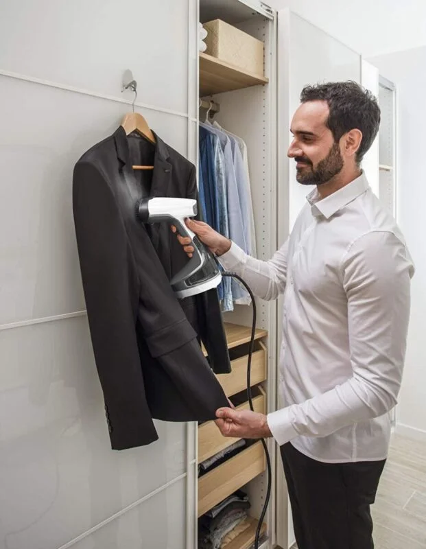 Guide des meilleurs Défroisseurs Vapeur Verticaux à Main - Guides d'achat et Idées Cadeaux pour toute la famille défroisser une veste de costume avec un défroisseur