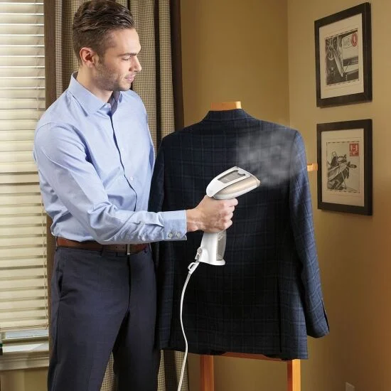 Guide des meilleurs Défroisseurs Vapeur Verticaux à Main - Guides d'achat et Idées Cadeaux pour toute la famille Un commercial qui repasse un veste de costume defroisseur