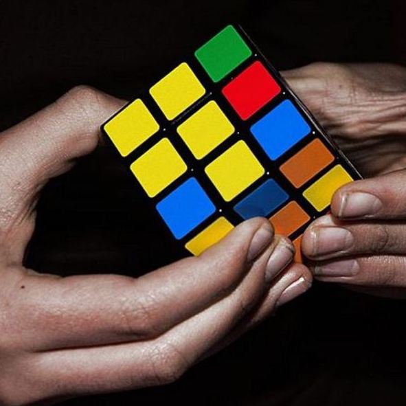Guide des Meilleurs Casse-Têtes et Jeux d'Énigmes - Guides d'achat et Idées Cadeaux pour toute la famille Comment jouer au rubik's Cube ?