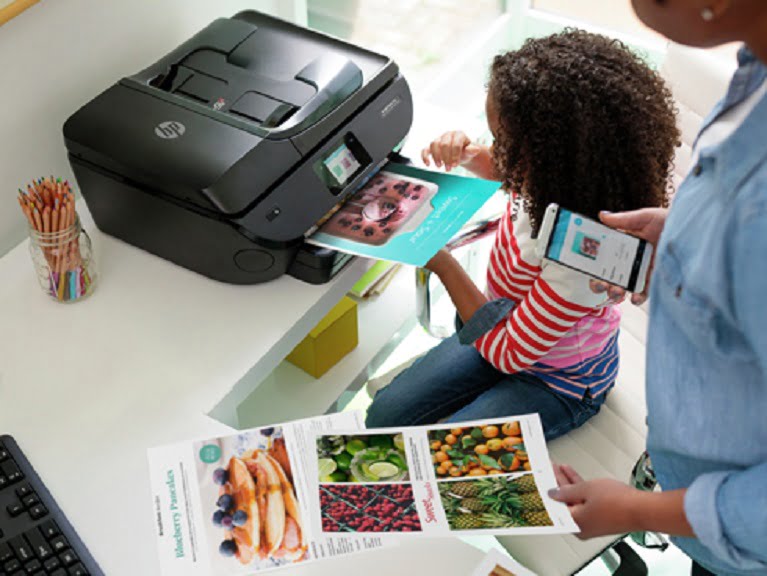 Guide des Meilleures Imprimantes Multifonction - Guides d'achat et Idées Cadeaux pour toute la famille Famille n train d'imprimer et scanner une photo avec une imprimante HP