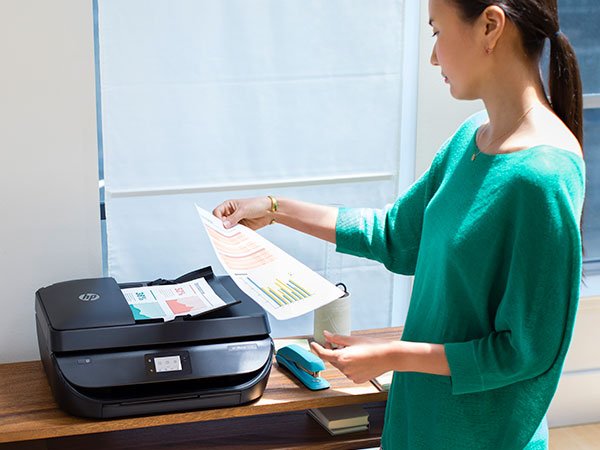 Guide des Meilleures Imprimantes Multifonction - Guides d'achat et Idées Cadeaux pour toute la famille Femme qui utilise une imprimante multifonction