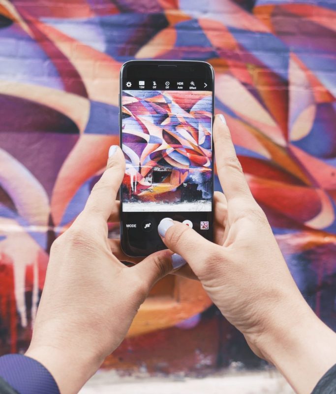 Homme qui prend une photo avec son smartphone