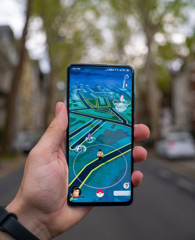 Un homme qui joue à Pokemon Go sur son téléphone