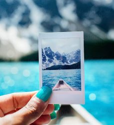 Un appareil photo instantané pour un voyage