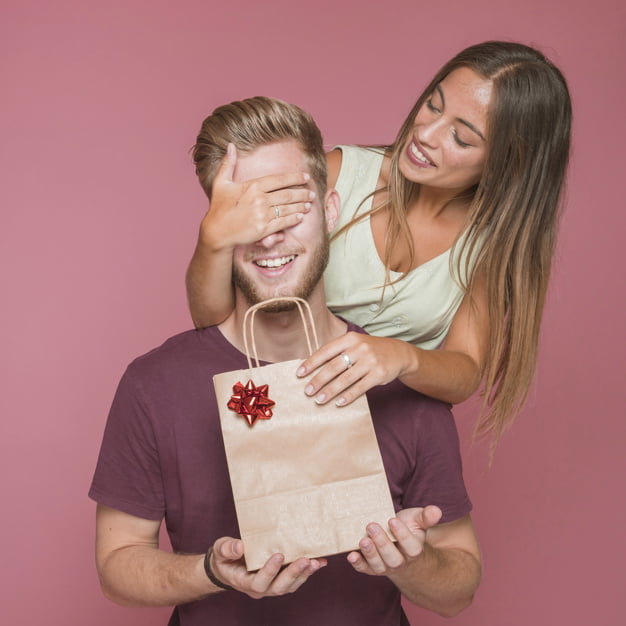 Son mec lui offre une paire de menotte en cadeau et la démonte ensuite