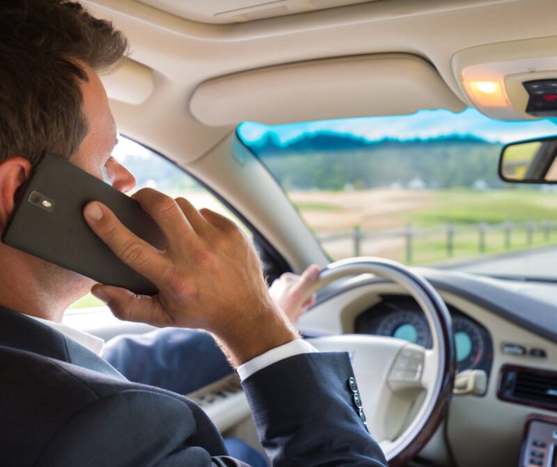 Guide des meilleurs Kit Mains-Libres de voiture - Guides d'achat et Idées Cadeaux pour toute la famille Guide des meilleurs Kit Mains-Libres de voiture - telephone au volant scaled 2 - Accessoires Divers 2025