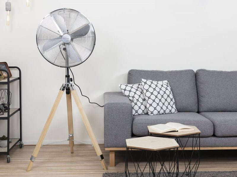 Ventilateur au look vintage industriel dans un salon tendance - comparatif ventilateur sur pied 2024